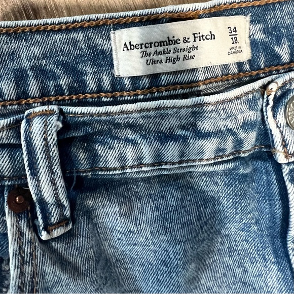 Abercrombie & Fitch Ultra High Rise Ankle Straight Jean - Picture 4 of 8